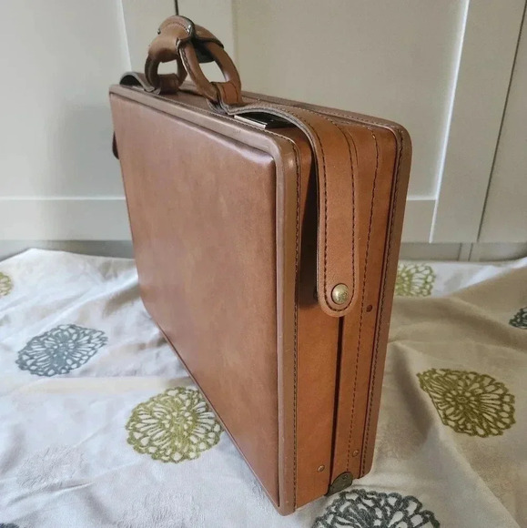 Hartmann Belting Leather 4" Slim Attache Briefcase -  double lock with keys - Picture 6 of 11